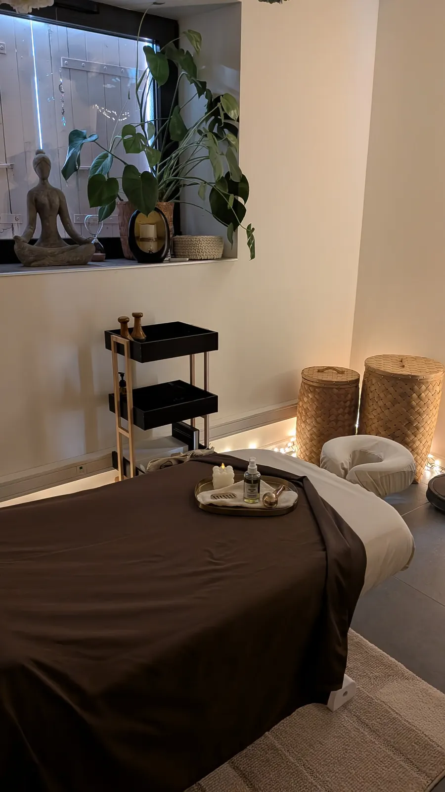 Table de massage préparée dans l'institut près d'Aubenas